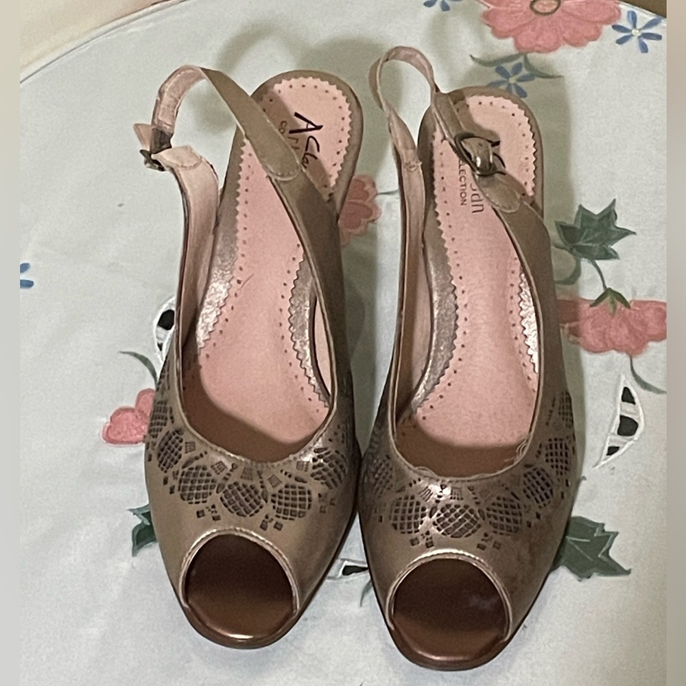 Clark’s Artisan Gold Slingback Peep Toe shoes sandals